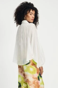 BLOUSE - Lena Crispy White 13 BLOUSE - Lena Crispy White -Pom Amsterdam pom amsterdam blouses blouse lena crispy white 1144881588