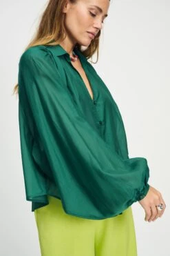 BLOUSE - Lena Meadow Green 13 BLOUSE - Lena Meadow Green -Pom Amsterdam pom amsterdam blouses blouse lena meadow green 1141179291