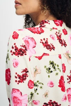 BLOUSE - Mila Bouquet Cream 11 BLOUSE - Mila Bouquet Cream -Pom Amsterdam pom amsterdam blouses blouse mila bouquet cream 1130662750