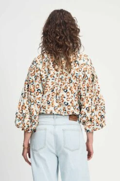 BLOUSE - Poplin Leopard Lush 11 BLOUSE - Poplin Leopard Lush -Pom Amsterdam pom amsterdam blouses blouse poplin leopard lush 1144823126