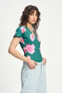 BODY - Maddi Meadow Flowers Green -Pom Amsterdam pom amsterdam bodies body maddi meadow flowers green 1140789304