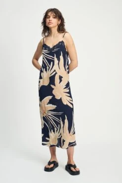 DRESS - Cami Artisan Sand 9 DRESS - Cami Artisan Sand -Pom Amsterdam pom amsterdam dresses dress cami artisan sand 1156103610