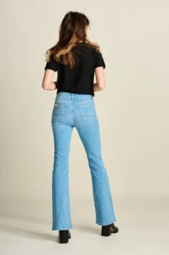 JEANS - Esmee Flare Light Blue 11 JEANS - Esmee Flare Light Blue -Pom Amsterdam pom amsterdam jeans jeans esmee flare light blue 57003584455000