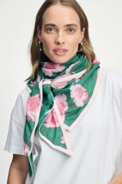 SHAWL - Meadow Flowers Green 7 SHAWL - Meadow Flowers Green -Pom Amsterdam pom amsterdam shawls green os shawl meadow flowers green 1131014200