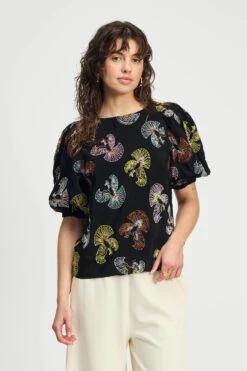 TOP - Embroidery Sky Black