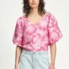 TOP - Floral Jacquard Raspberry -Pom Amsterdam pom amsterdam tops pink 34 top floral jacquard raspberry 1141179279