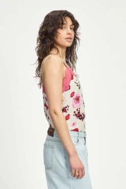 TOP - Cami Bouquet Cream 10 TOP - Cami Bouquet Cream -Pom Amsterdam pom amsterdam tops top cami bouquet cream 1130662456