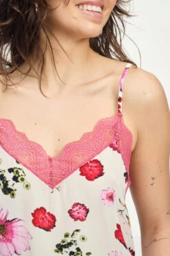 TOP - Cami Bouquet Cream 13 TOP - Cami Bouquet Cream -Pom Amsterdam pom amsterdam tops top cami bouquet cream 1130662459