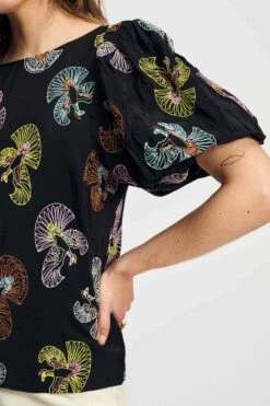 TOP - Embroidery Sky Black 11 TOP - Embroidery Sky Black -Pom Amsterdam pom amsterdam tops top embroidery sky black 1144881622