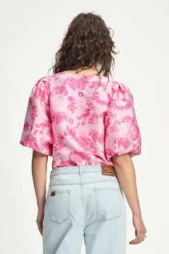 TOP - Floral Jacquard Raspberry 11 TOP - Floral Jacquard Raspberry -Pom Amsterdam pom amsterdam tops top floral jacquard raspberry 1141179276