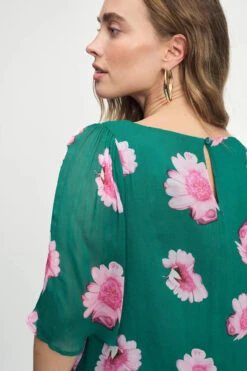 TOP - Meadow Flowers Green 11 TOP - Meadow Flowers Green -Pom Amsterdam pom amsterdam tops top meadow flowers green 1141179303