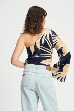 TOP - One Shoulder Artisan Sand 10 TOP - One Shoulder Artisan Sand -Pom Amsterdam pom amsterdam tops top one shoulder artisan sand 1146608103